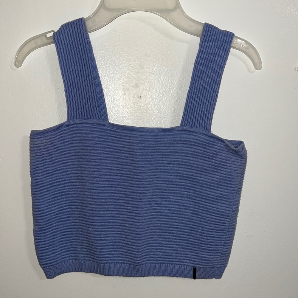 Hollister crop top second to last picture shows the true color, size M